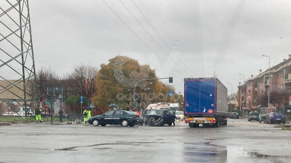 INCIDENTE FRA TORINO E VENARIA - Scontro fra tre auto all'incrocio tra corso Alessandria e via Druento: 2 ferite - FOTO
