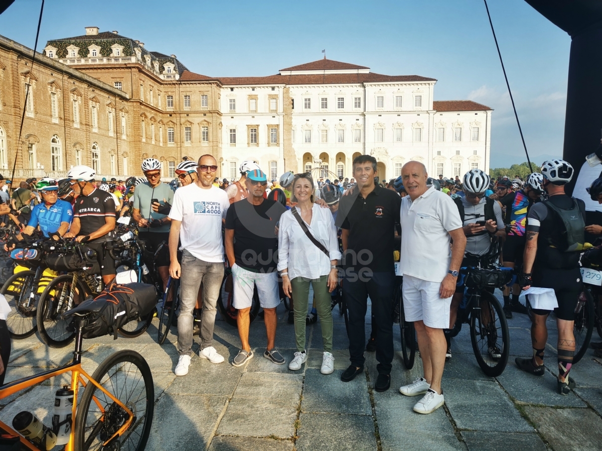 VENARIA - In 250 alla partenza in Reggia della «North Cape 4000» di cicloturismo - FOTO E VIDEO