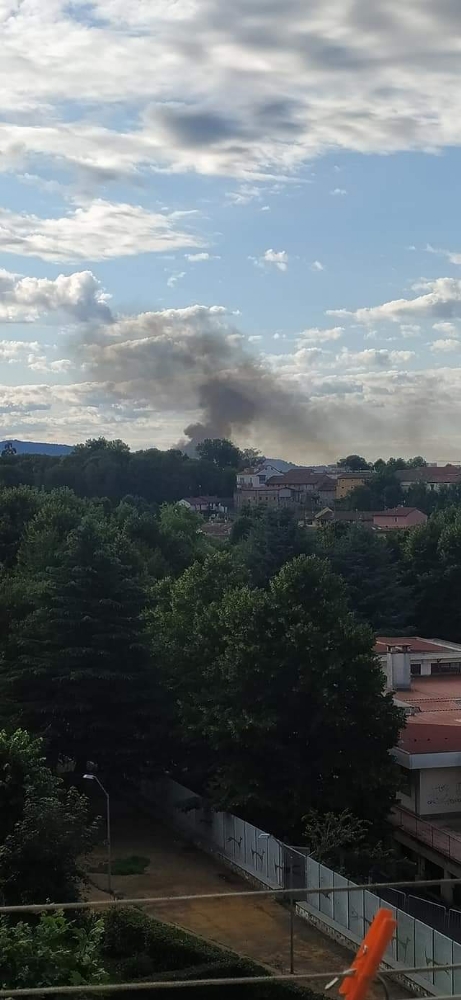 TORINO - Incendio in un magazzino edile: colonna di fumo visibile anche da Collegno - FOTO