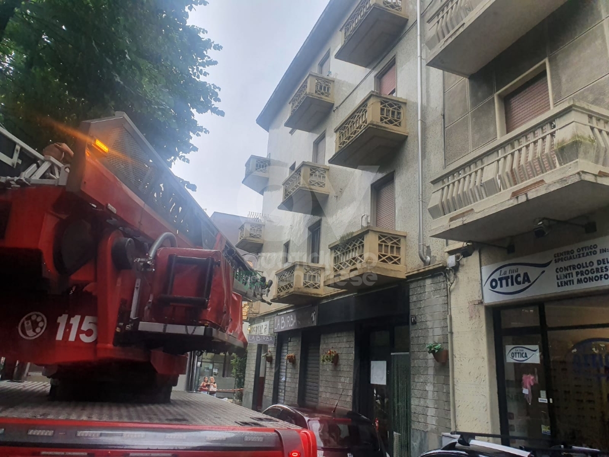 MALTEMPO A VENARIA - Calcinacci caduti sul marciapiede in corso Matteotti - FOTO
