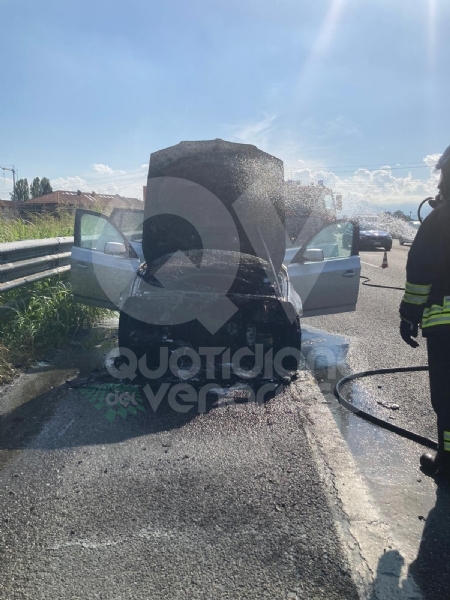 TORINO-VENARIA - Auto prende fuoco mentre é in marcia in tangenziale: famiglia ne esce indenne