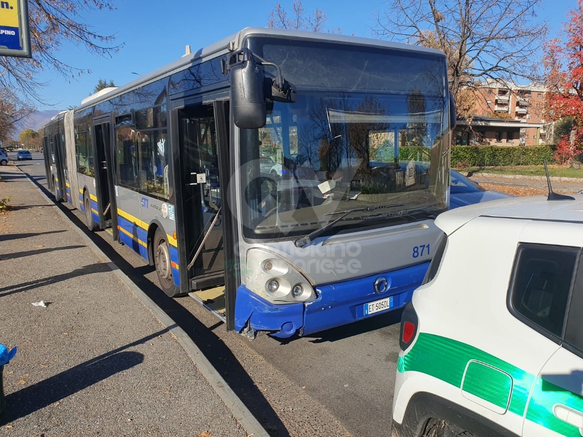 INCIDENTE A VENARIA - Autobus Gtt sbaglia manovra e finisce contro il dehor - FOTO