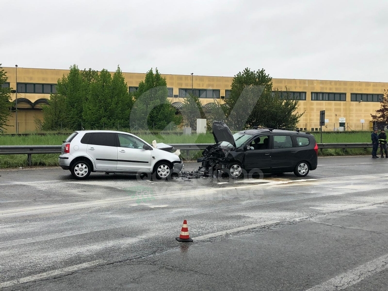 VENARIA - Frontale allo svincolo della tangenziale: due auto coinvolte, due feriti