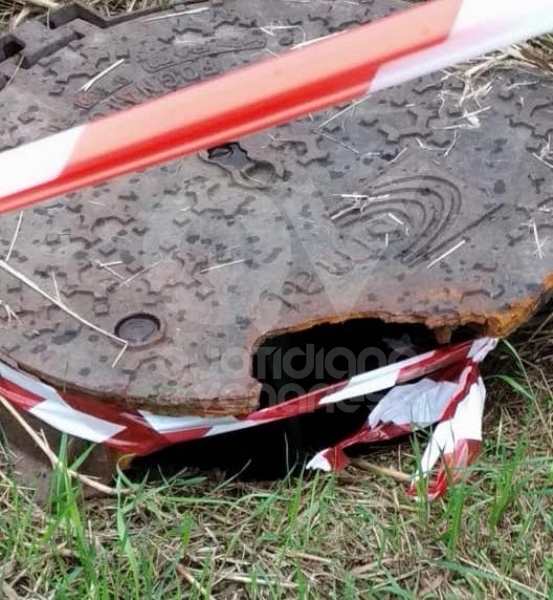 VENARIA - Tombini rotti al Don Mosso: ecco transenne e nastri dopo la denuncia del Venaria Calcio