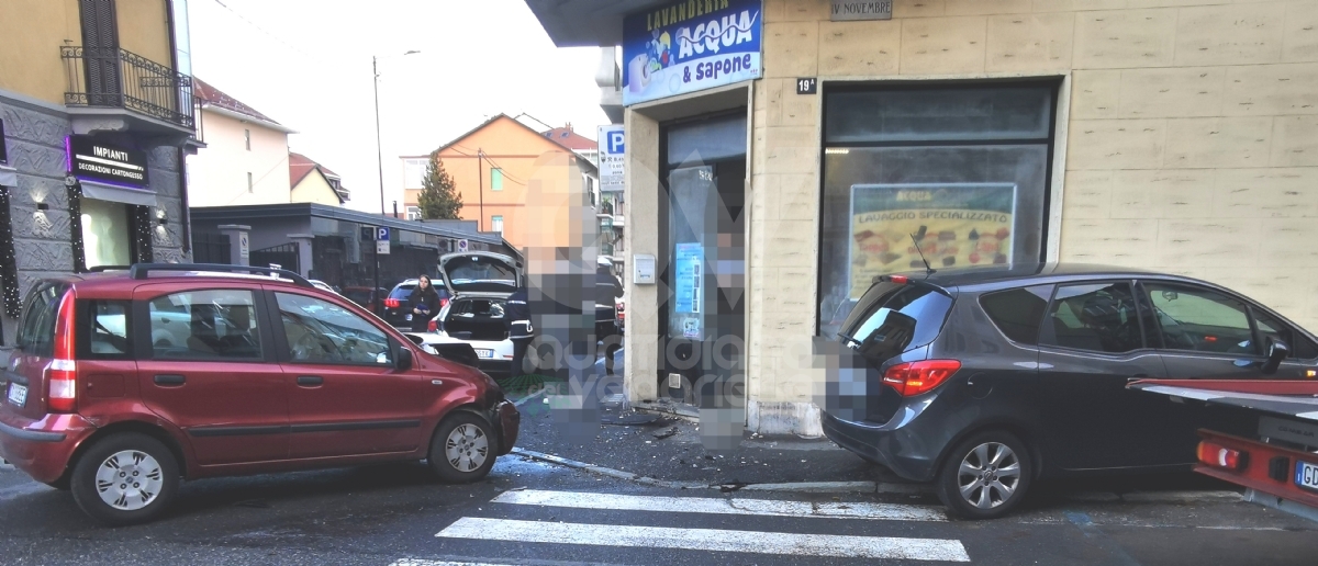INCIDENTE A VENARIA - Scontro tra due auto all'incrocio tra via D'Annunzio e via Iv Novembre - FOTO