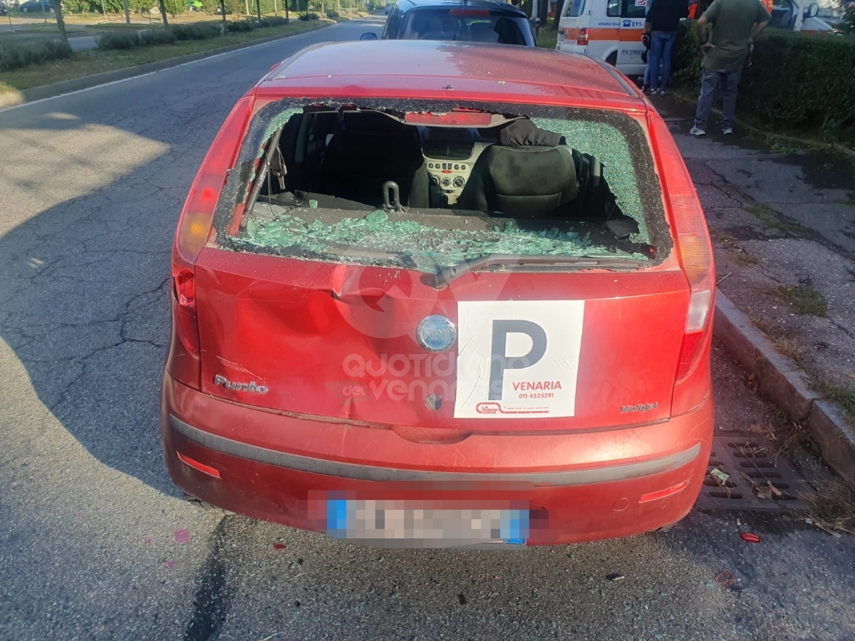 INCIDENTE A VENARIA - Perde il controllo della bicicletta e finisce contro un'auto: ferito - FOTO
