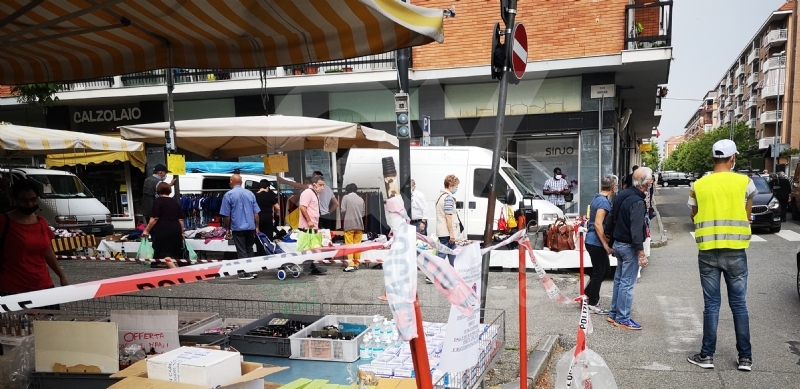 VENARIA - Mercato del sabato in viale Buridani: la «prima» è buona
