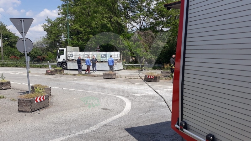 VENARIA - Camion perde il carico di sale di sodio: traffico in tilt nelle vie Stefanat e Cavallo