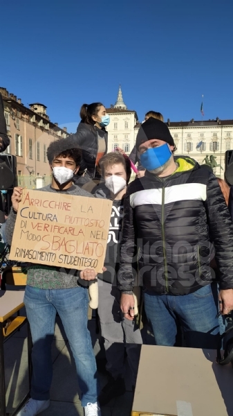 VENARIA - Anche gli studenti dello Juvarra alla lezione di filosofia all'aperto di Matteo Saudino FOTO