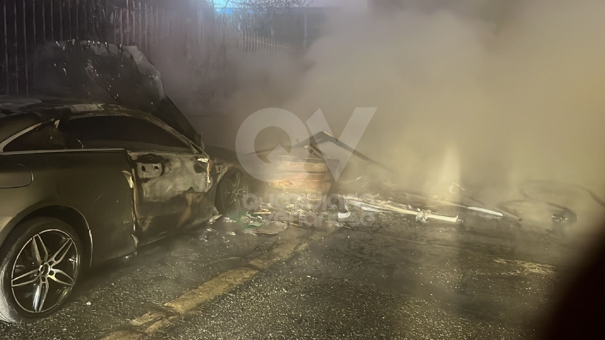 INCENDIO A BORGARO - Bruciate due Mercedes e un camper in via Raffaello - FOTO