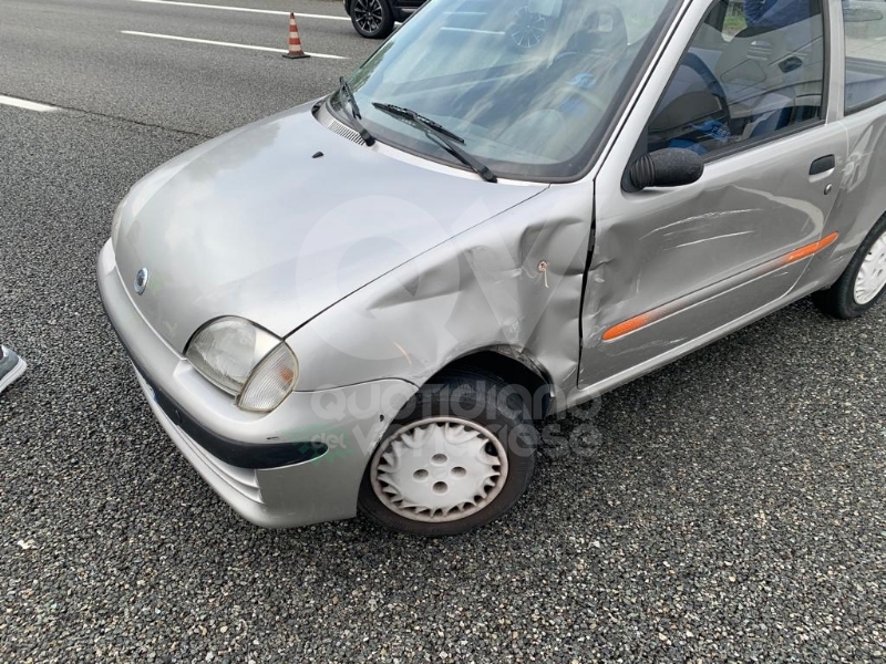 RIVOLI - Auto e cisterna si scontrano in tangenziale: mattinata di caos e disagi