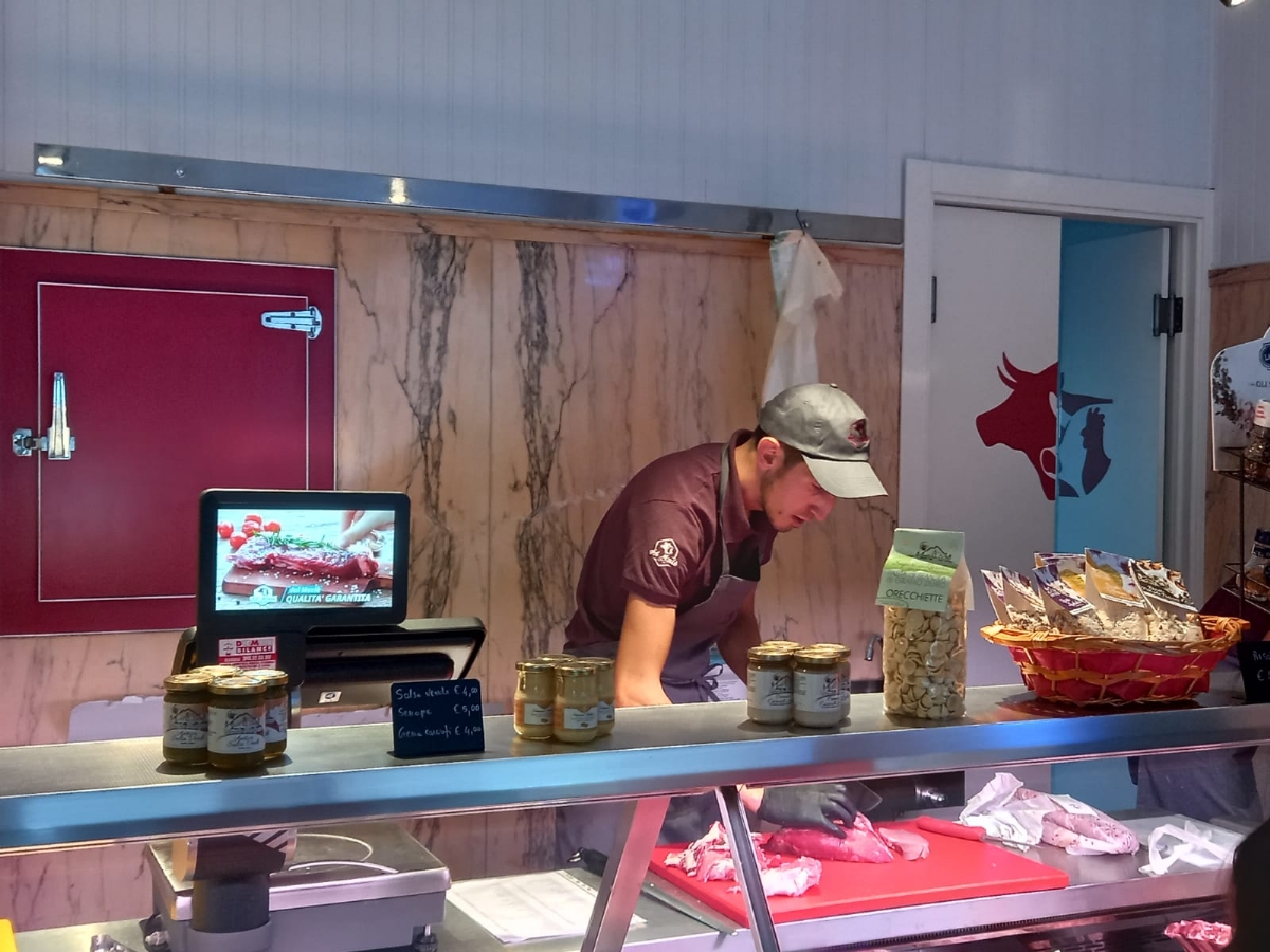 VARISELLA - Grande festa per la riapertura della macelleria - FOTO