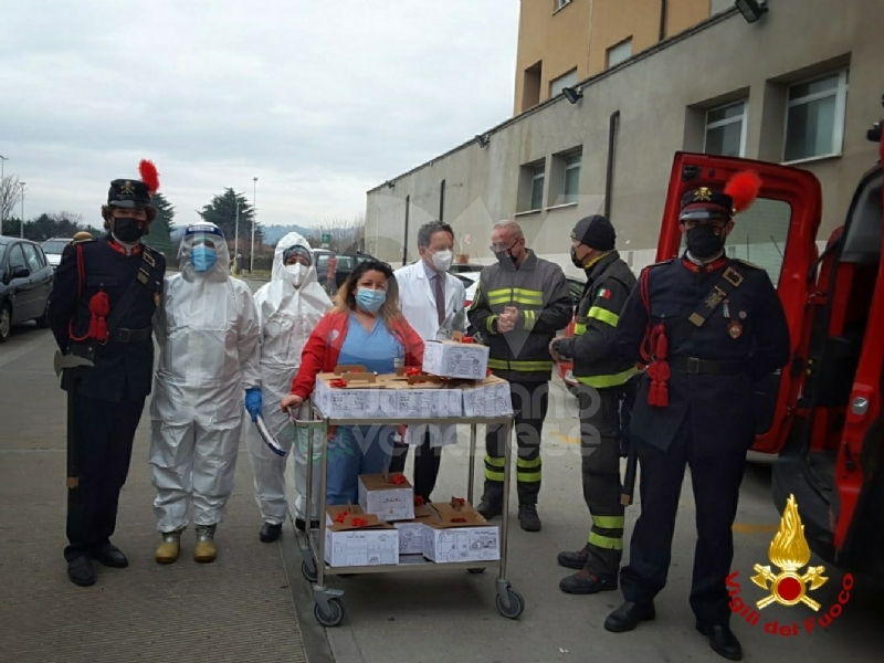 RIVOLI - Natale in anticipo in ospedale: giochi per i bimbi della Pediatria e panettoni per i ricoverati