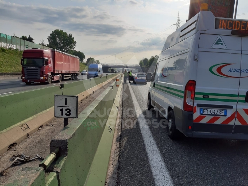 VENARIA-BORGARO - Perde il controllo dell'auto e si ribalta in tangenziale: disagi al traffico