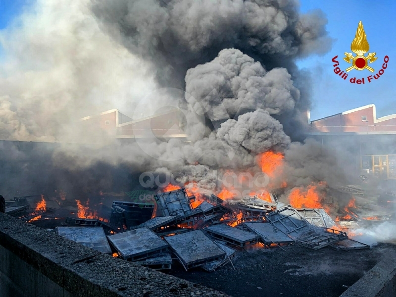 INCENDIO A SETTIMO - A fuoco una ditta, colonna di fumo visibile anche dalla tangenziale FOTO