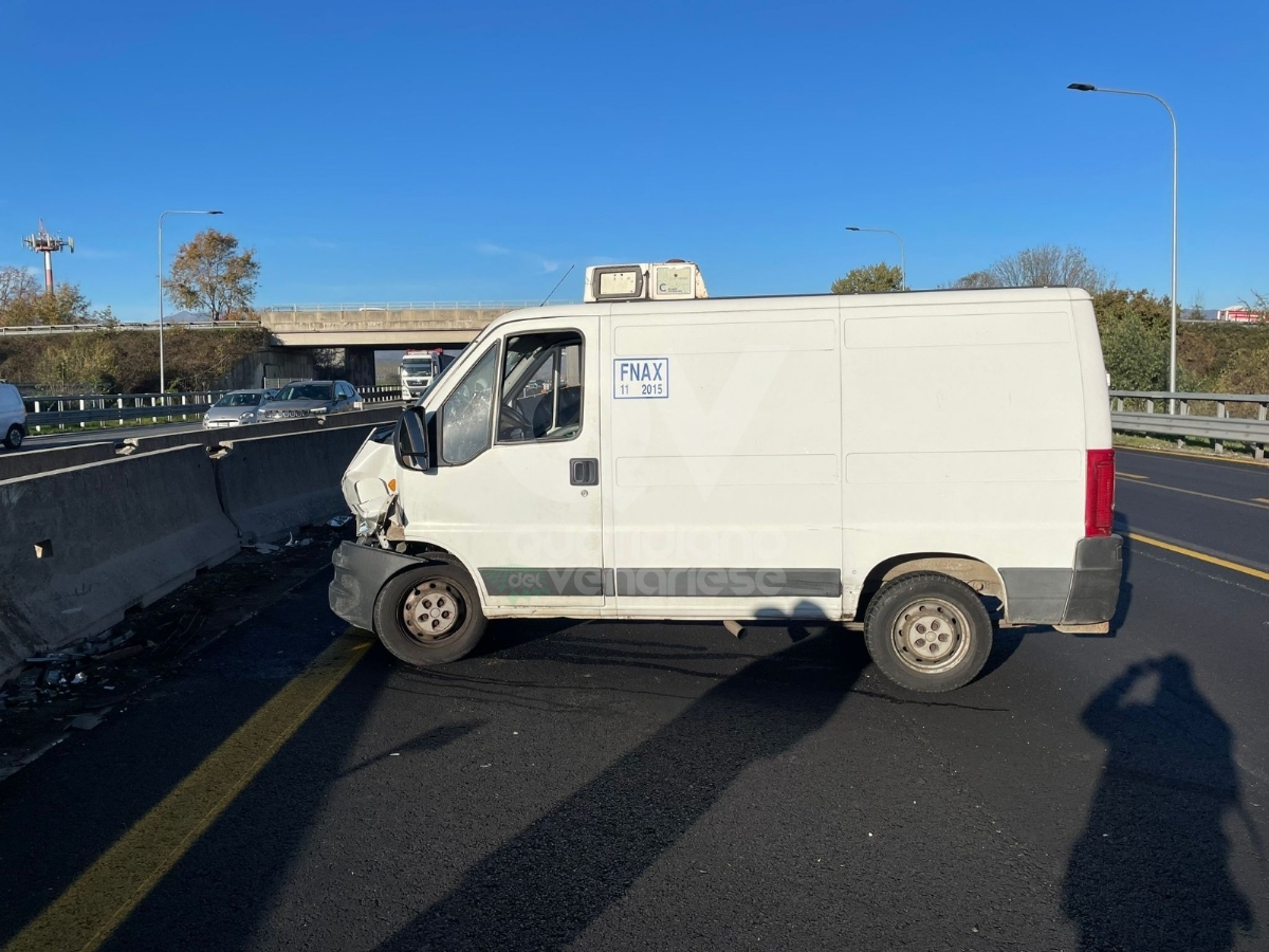 INCIDENTE IN TANGENZIALE A RIVOLI - Furgone intraversato: due persone ferite - FOTO