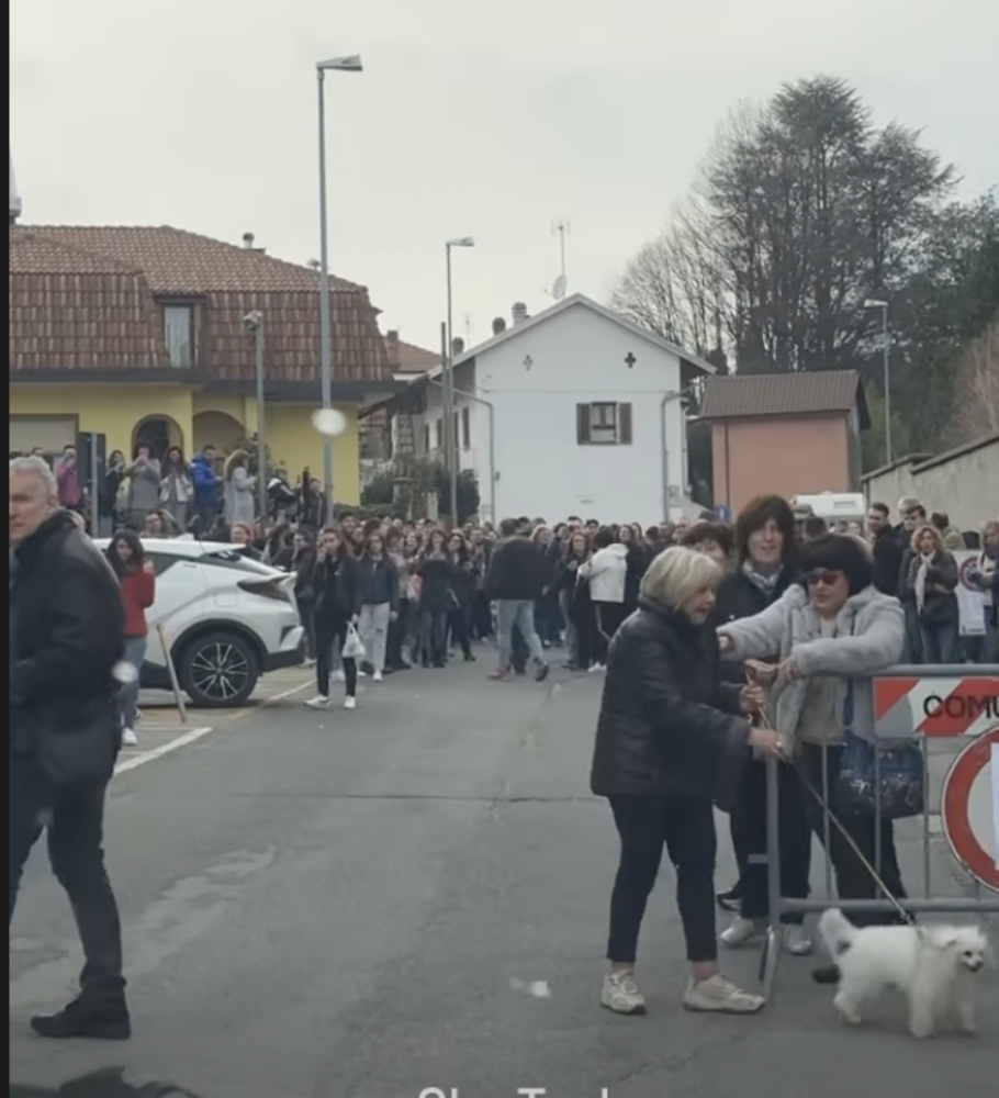 ALPIGNANO - Via Philips invasa di fans per l'arrivo a «Radio Manila» di Laura Pausini - FOTO