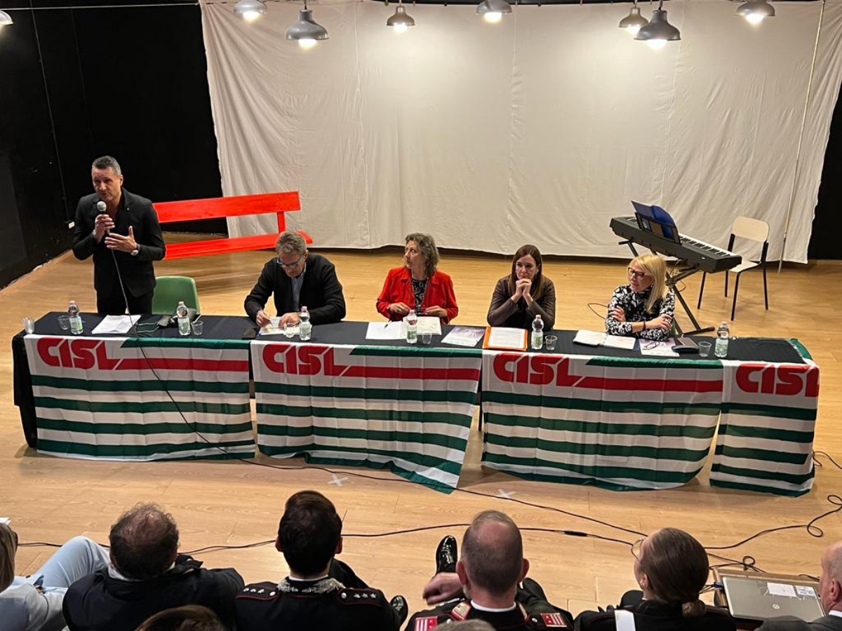 RIVOLI - Taglio del nastro della «panchina rossa» alla Cisl di Cascine Vica - FOTO