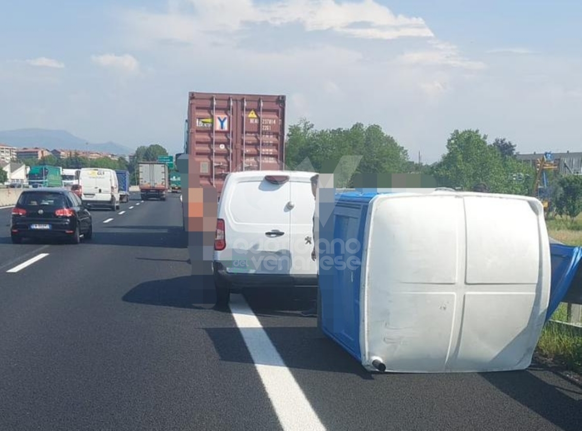INCIDENTE IN TANGENZIALE A RIVOLI - Camion perde un bagno chimico e colpisce un'auto e furgone: donna ferita - FOTO