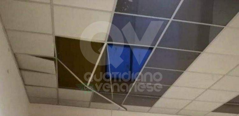 COLLEGNO - Crolla una porzione di controsoffitto al liceo Curie