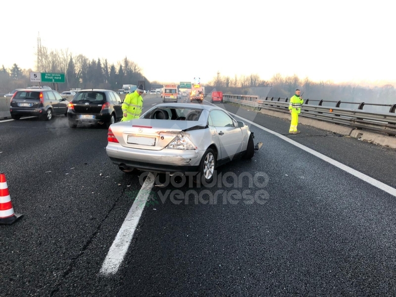 COLLEGNO - Tre mezzi si scontrano in tangenziale: un ferito e traffico paralizzato