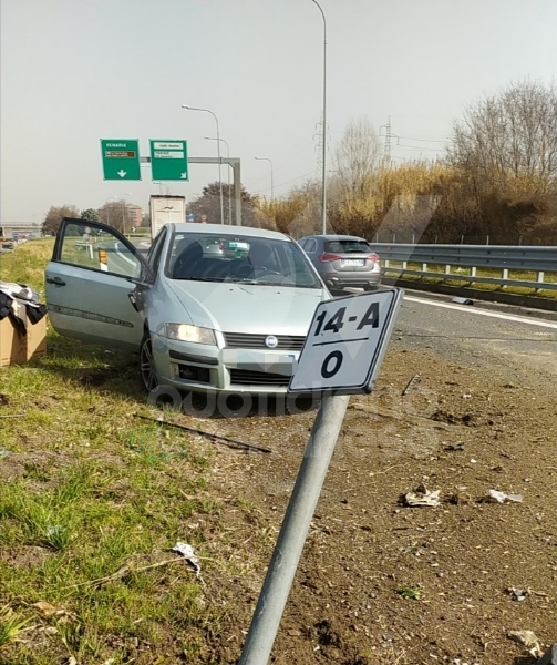 VENARIA - Cerca di evitare il camion e finisce contro la banchina: autista miracolosamente illeso