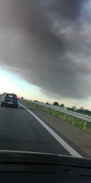 INCENDIO A SETTIMO - A fuoco una ditta, colonna di fumo visibile anche dalla tangenziale FOTO