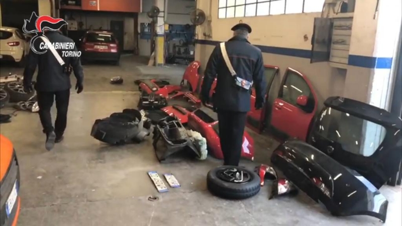 CASELLE - Carrozzeria delle auto rubate scoperta dai carabinieri: un uomo denunciato per ricettazione - FOTO