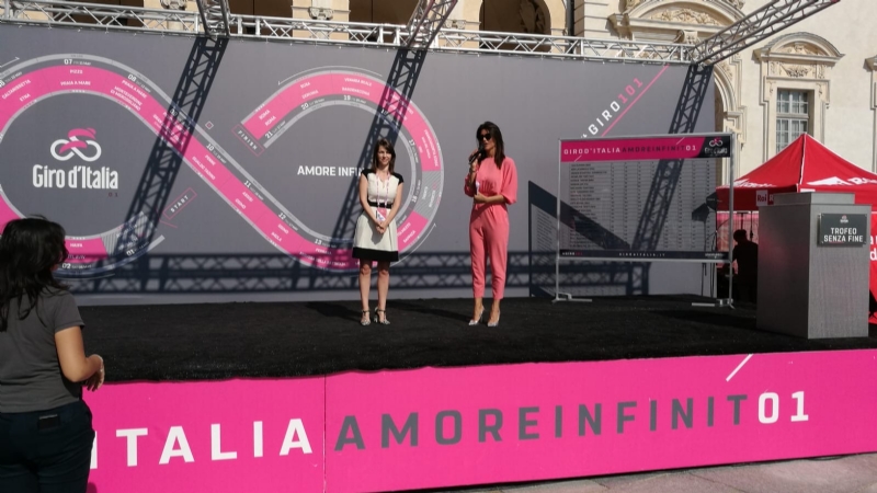 GIRO D'ITALIA A VENARIA - Grande folla per la carovana del Giro - FOTO
