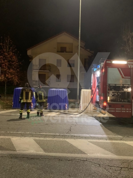 BORGARO - A fuoco due bidoni della raccolta differenziata: indagini in corso - FOTO
