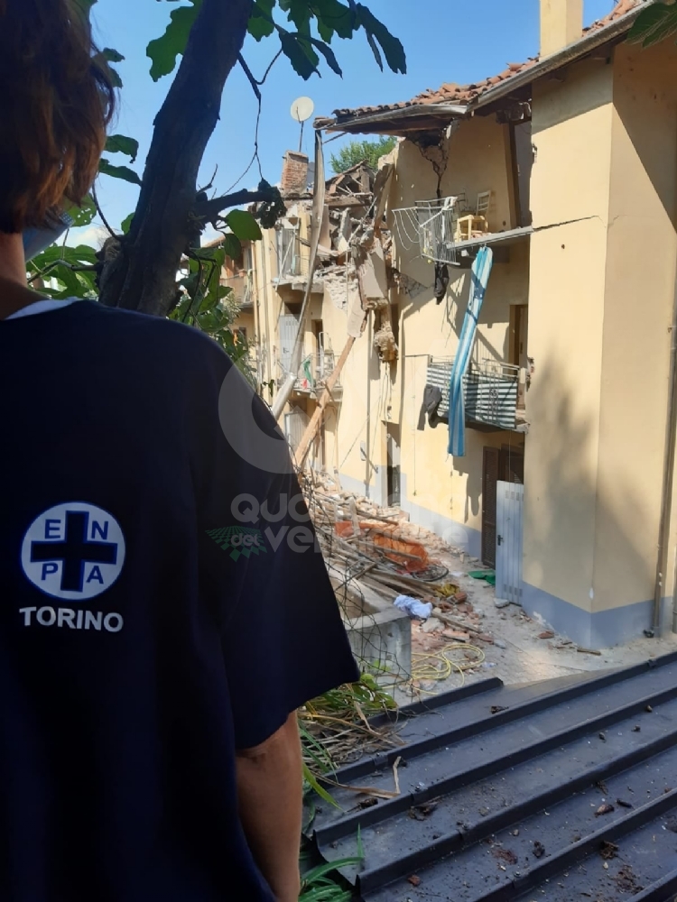CROLLO PALAZZINA A TORINO - Il cane Ettore è stato trovato vivo dai vigili del fuoco - FOTO