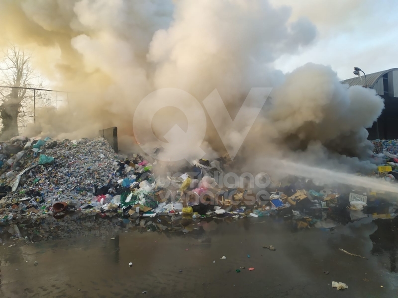 SAVONERA - A fuoco rifiuti plastici all'interno della ex Publirec: ennesimo episodio