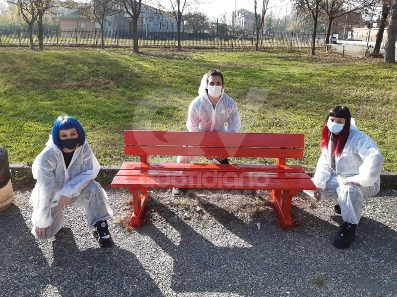 VENARIA - Sei panchine rosse per dire «NO» alla violenza sulle donne: dipinte dalla Factory