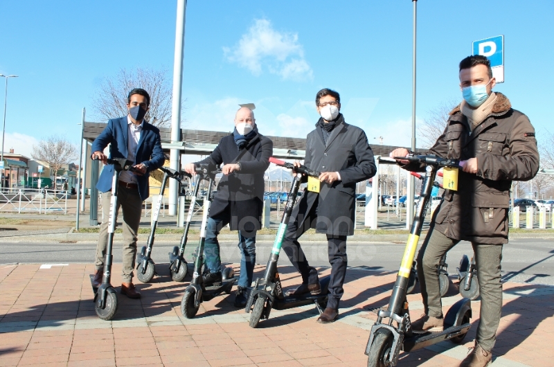 COLLEGNO - Parte lo sharing dei monopattini elettrici: «Meno auto e meno polveri sottili»