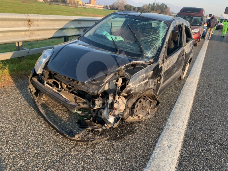 RIVOLI - Auto si ribalta dopo lo scontro con un tir in tangenziale: una persona ferita - FOTO