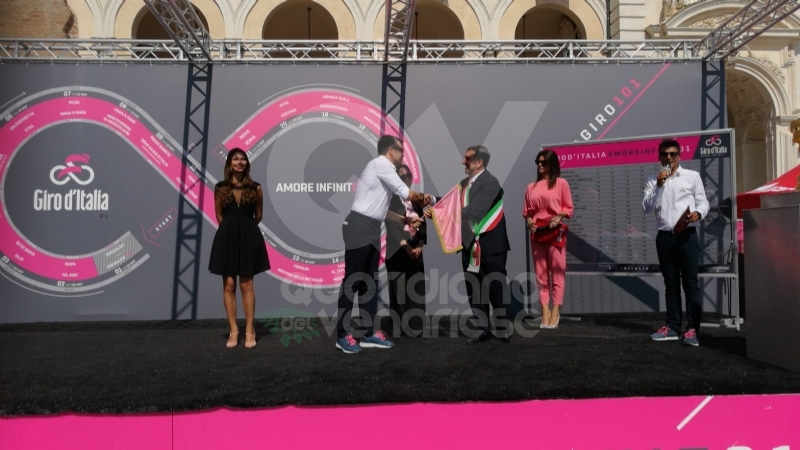IL GIRO D'ITALIA A VENARIA - La partenza della tappa decisiva - FOTO e VIDEO