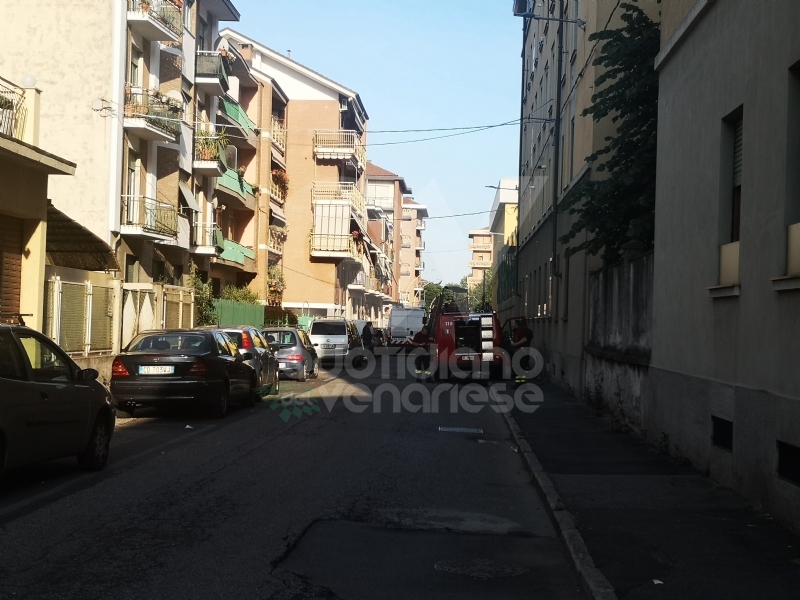 VENARIA - Fuga di gas in via IV Novembre: tecnici e vigili del fuoco in azione, traffico deviato