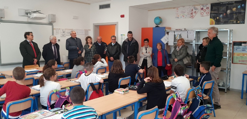 SOLIDARIETA' - Una targa per ringraziare i Comuni della Zona Ovest dopo la ricostruzione della scuola
