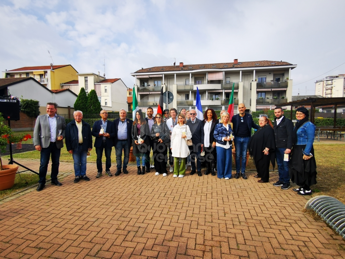 VENARIA - Intitolato alle «Città Gemellate» il giardino di viale Roma - FOTO