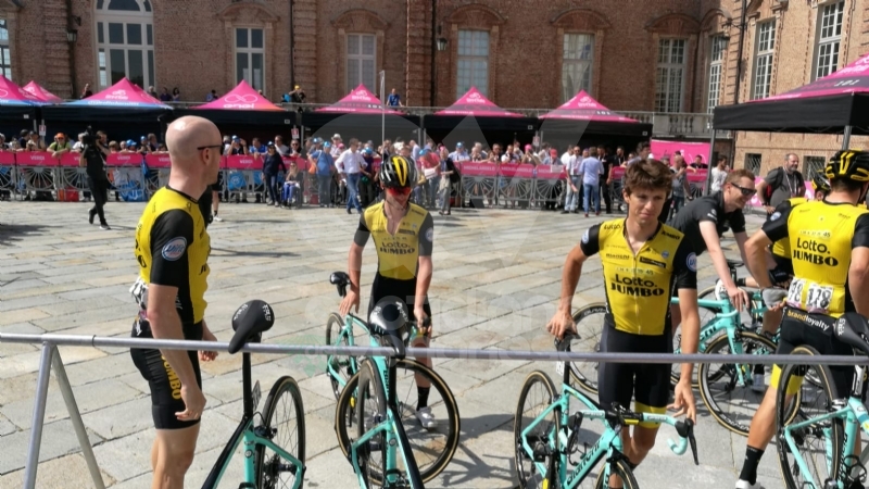IL GIRO D'ITALIA A VENARIA - La partenza della tappa decisiva - FOTO e VIDEO
