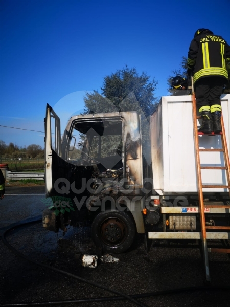 TORINO-BORGARO - Tir prende improvvisamente fuoco in tangenziale