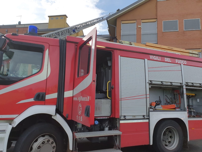 CASELLE - Brucia il tetto di una palazzina in via Cristoforo Colombo