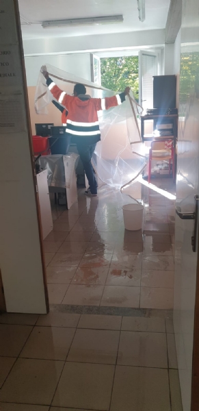 COLLEGNO - Idioti scaricano acqua ed estintori nelle aule della scuola: danni alla Gramsci - FOTO