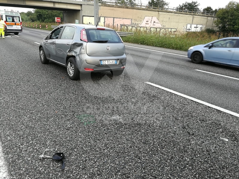 COLLEGNO - Caos in tangenziale. Scontro auto-moto: due persone ferite