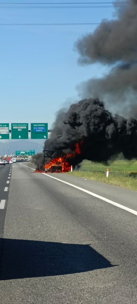 INCIDENTE TRA VENARIA E SAVONERA - Camion a fuoco in tangenziale: fumo visibile a distanza - FOTO