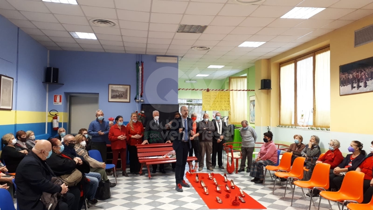 VENARIA - Panchine rosse, flash-mob, municipio «in rosso», dibattiti: le iniziative per dire «no» alla violenza contro le donne - FOTO