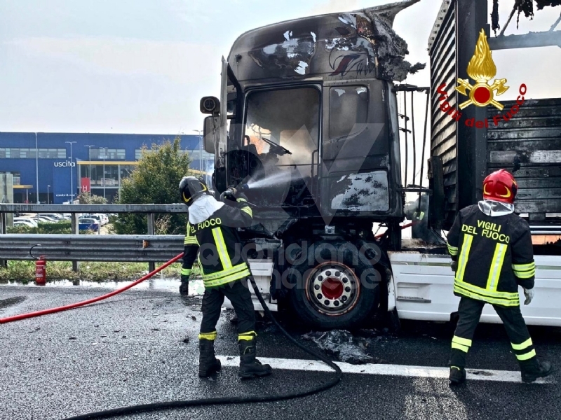 COLLEGNO - Tir prende fuoco mentre percorre la tangenziale