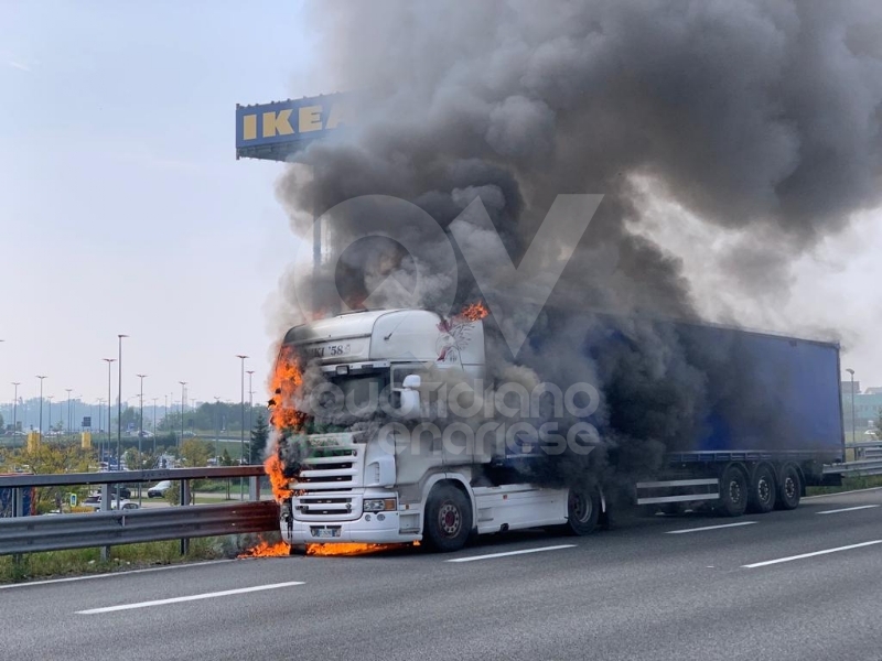 COLLEGNO - Tir prende fuoco mentre percorre la tangenziale