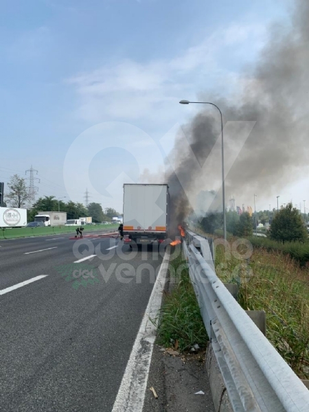 COLLEGNO - Tir prende fuoco mentre percorre la tangenziale