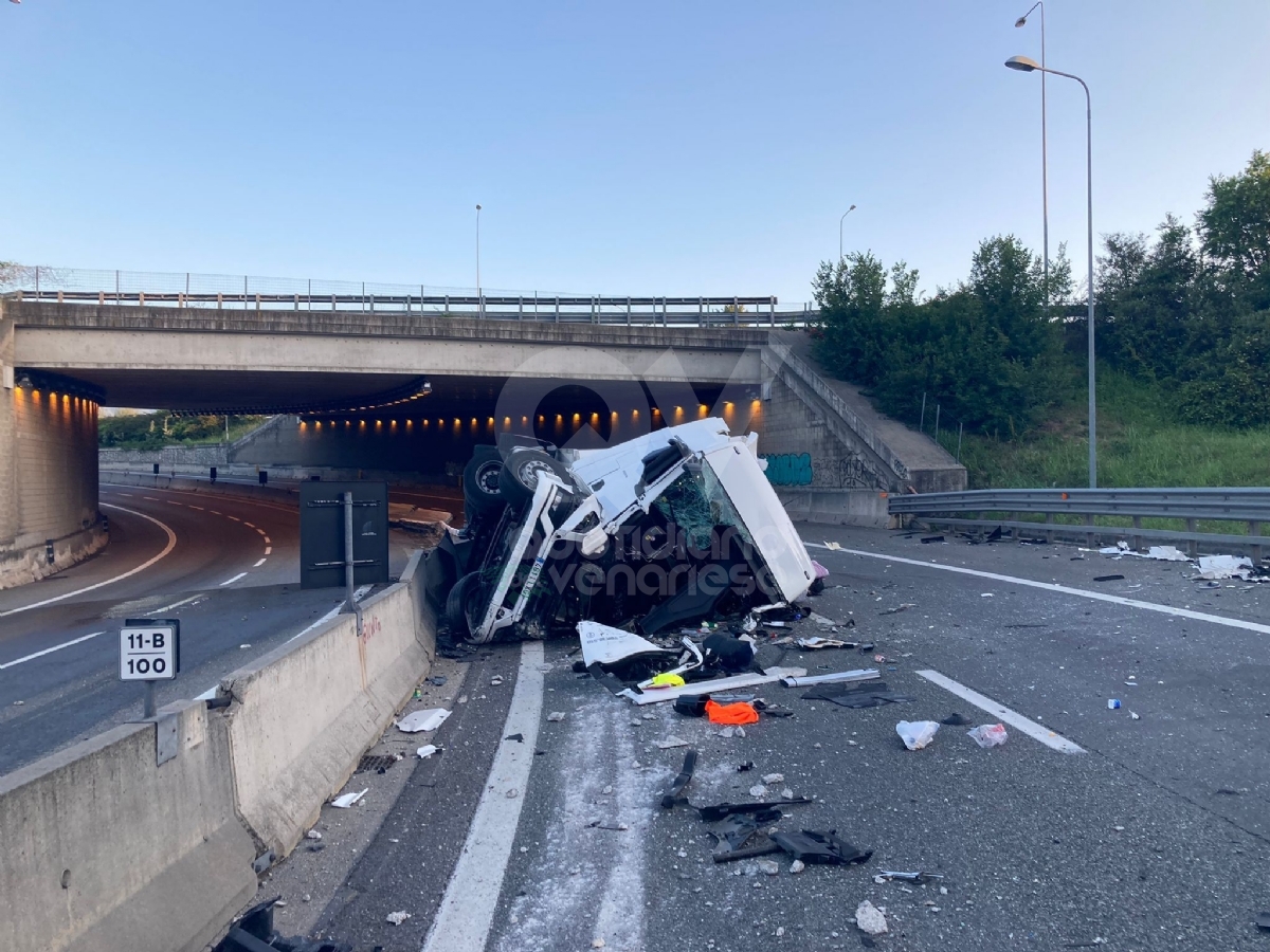 RIVOLI - Tir carico di carne esce fuori di strada al casello: due autotrasportatori feriti, uno grave - FOTO